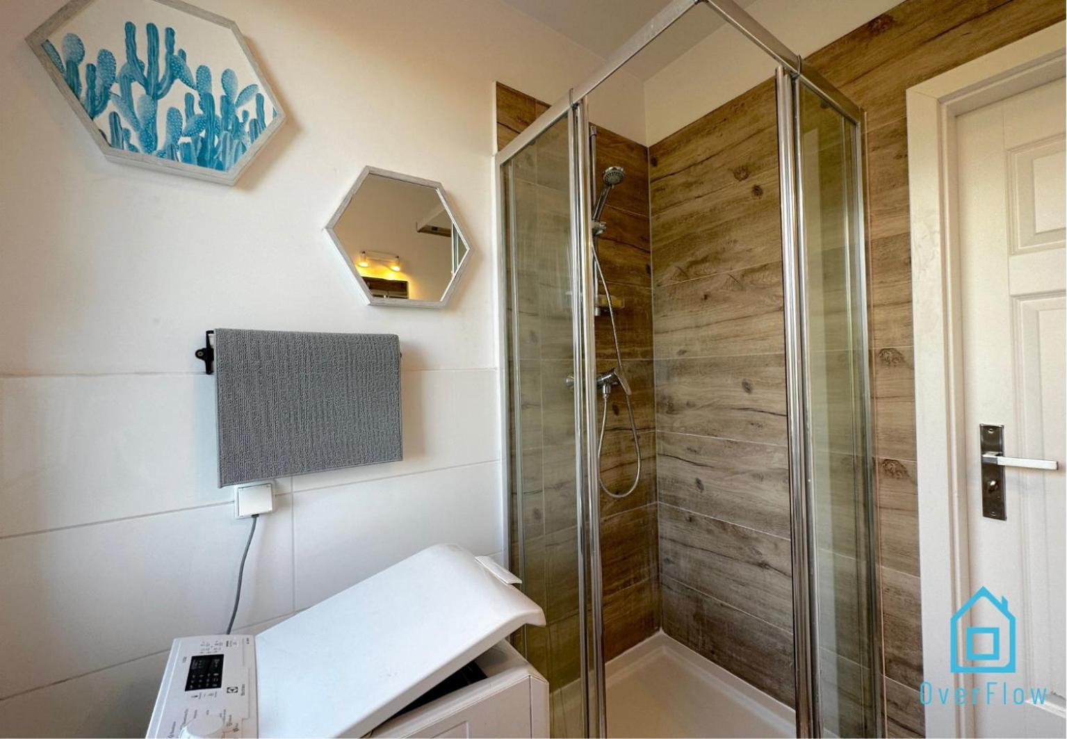 August - Peaceful Retreat, 10 Minutes To Old Town & Seaside Privat overnatting *