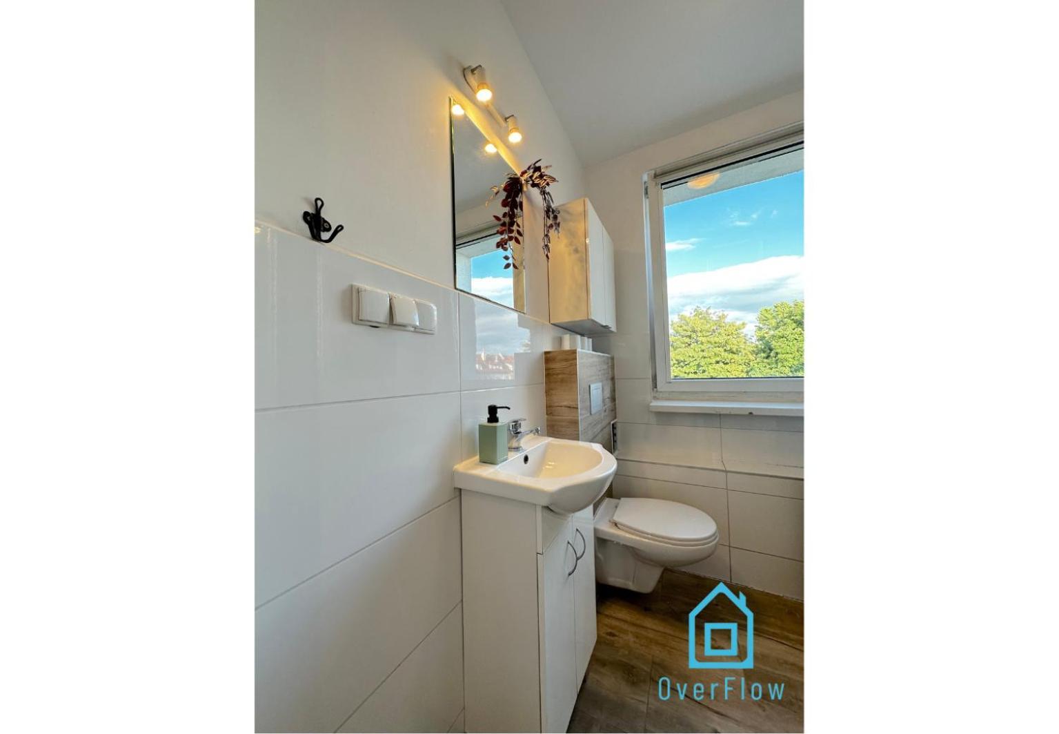 Privat overnatting August - Peaceful Retreat, 10 Minutes To Old Town & Seaside *